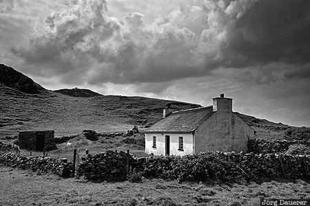 Boyeeghter Bay Republic of Ireland, IRL, Melmore, Provinz Ulster, Boyeeghter Bay, dark clouds, house, Donegal, Ireland, Irland